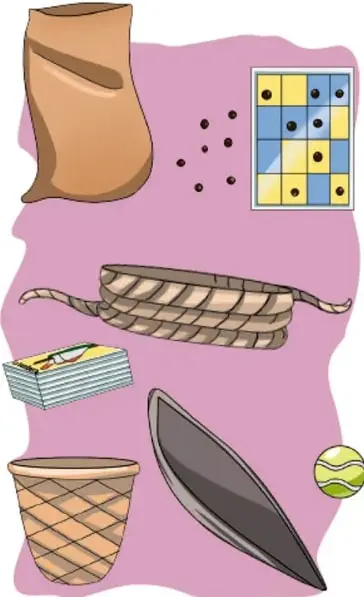 Ilustración de objetos para juegos tradicionales: costal, tablero de ajedrez con fichas, cuerda, baraja, canasta, piedra plana y pelota.