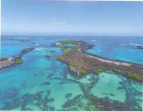 Vista aérea de la Reserva Marina de Galápagos, junto al Parque Nacional, con aguas y formaciones coralinas.