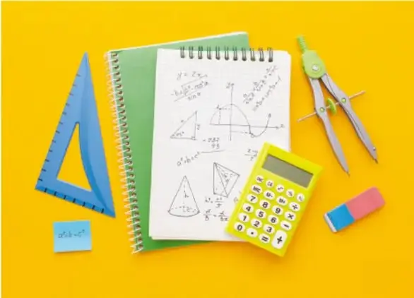 Fotografía de escritorio con instrumentos de geometría: escuadra, compás, cuaderno con notas, calculadora, goma y borrador sobre fondo amarillo.