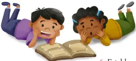 Dos estudiantes acostados leyendo un libro, con expresión de alegría.
