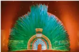 Penacho de Moctezuma: tocado con plumas verdes y azules en abanico con disco central, en el Museo de Etnología de Viena.