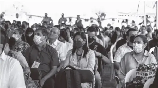 Fotografía en blanco y negro de un numeroso grupo de personas adultas sentadas en sillas, aparentemente docentes reunidos, varios con cubrebocas, en un acto o asamblea.
