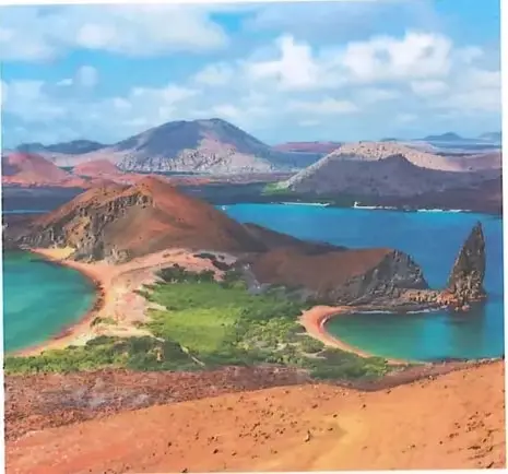 Paisaje de las playas de la isla Bartolomé; al frente se observa la isla Santiago, con formaciones volcánicas, playas y aguas de varios tonos.
