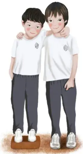Ilustración de dos niños de primaria con uniforme blanco y pantalón gris, con los brazos alrededor del hombro del otro, en actitud de amistad; crédito: Raquel García Aguirre, Ciudad de México.