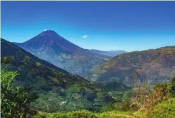 Paisaje de valles interandinos rodeados de montañas y volcanes cercanos al volcán Tungurahua.