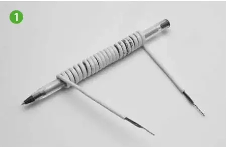 Fotografia de un lapiz con un cable enrollado en su sector medio; los extremos del cable estan pelados, sin aislante.