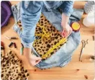 Fotografía de personas confeccionando ropa y un texto que relaciona la fabricación de ropa con las operaciones fraccionarias.