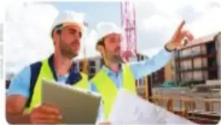 Dos arquitectos supervisan una obra de construcción.