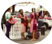 Fotografías que ilustran cada tipo de prejuicio: personas de diverso origen étnico, persona con bandera arcoíris, persona rezando (prejuicio religioso), grupo intergeneracional (prejuicio por edad).