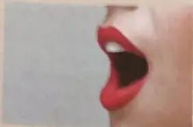 Imagen de una boca abierta que acompaña recomendaciones para practicar la entonación en una exposición oral.