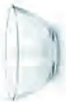 Dos vasos o recipientes de vidrio transparentes junto a un tarro de metal, para comparar sus materiales.