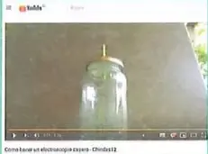 Recuadro de experiencia casera que invita a elaborar un electroscopio con la guía del profesor.