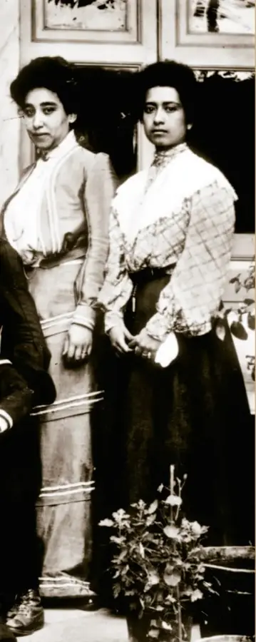 Fotografía histórica en blanco y negro de Estefanía Castañeda junto con maestras de la Escuela de Párvulas, 1904; aparecen de pie, con vestimenta de la época, frente a una ventana y un pequeño jarrón con flores.