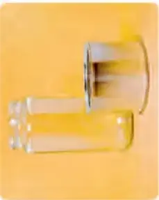 Recipiente o fuente de vidrio transparente con agua, sobre fondo blanco; ejemplo de material transparente.