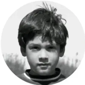 Retrato en círculo de un niño de cabello oscuro