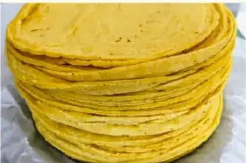 Fotografía de una pila de tortillas de maíz recién preparadas.
