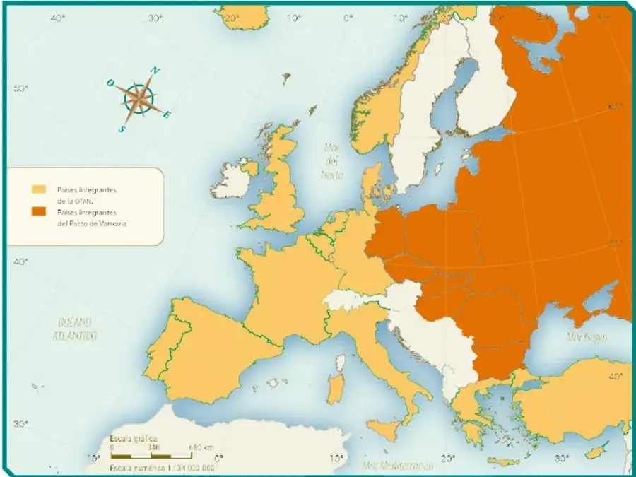 Mapa de Europa que muestra en amarillo los países integrantes de la OTAN y en naranja los del Pacto de Varsovia. Incluye rosa de los vientos, escala gráfica de 340 km y escala numérica 1:34 000 000. Fuente: José Luis Paniagua Torres, Ciudad de México.
