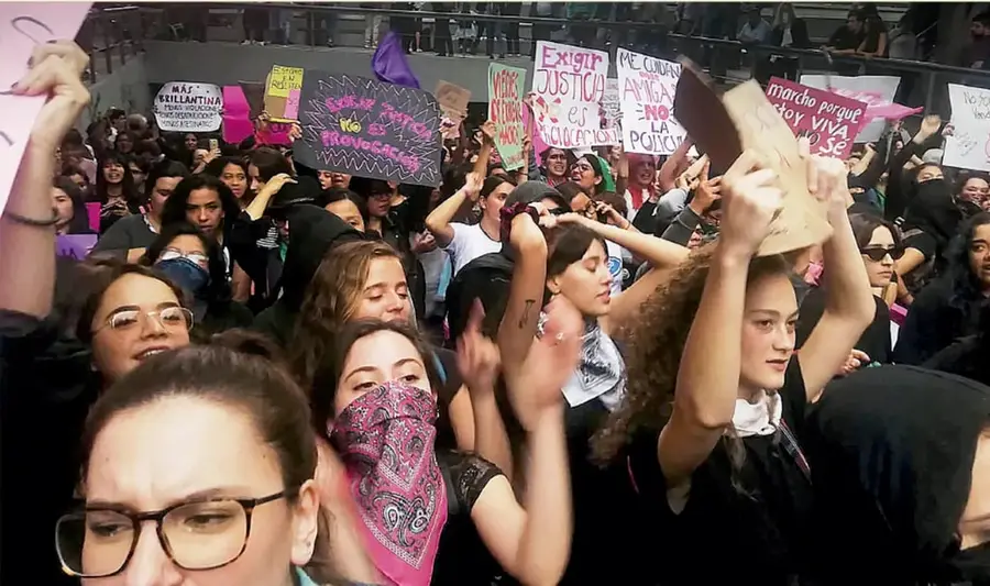 Fotografía de una manifestación multitudinaria de mujeres con pancartas («Manifestación NoMeCuidanMeViolan», 2019, Taller de la Gráfica Libre). Entre los carteles se leen mensajes como «Exigir justicia es reclamar», «marcho porque estoy viva», «Mi cuerpo no es tu provocación».