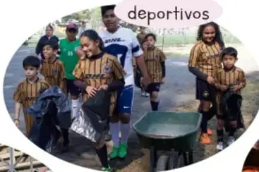 Foto de personas en un interior religioso con velas, etiquetada 'religiosos'.