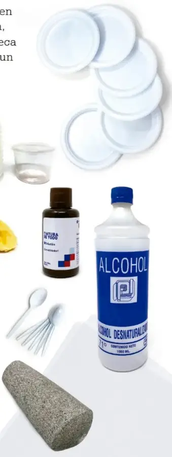 Alimentos variados: pan, queso, nueces, rodajas de manzana, plátano y camote, junto a vasos y platos desechables.