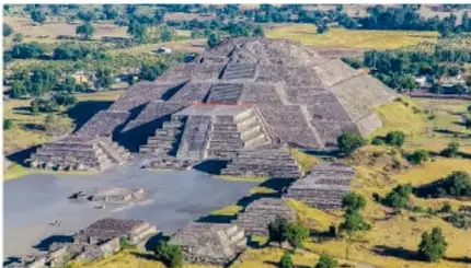 Vista aérea de una zona arqueológica con pirámides y plazas, probablemente Teotihuacan.