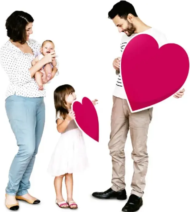 Fotografía de una familia: una madre con un bebé en brazos, una niña con un corazón de papel y un padre sosteniendo un corazón grande, sobre fondo blanco.