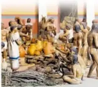 Fotografía de una sala del museo con figuras y objetos prehispánicos.