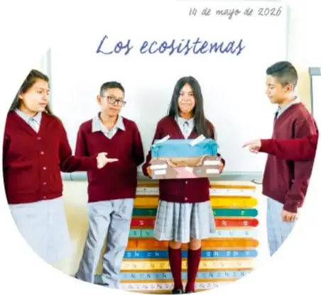Fotografía circular de cuatro estudiantes de secundaria con uniforme presentando el proyecto 'Los ecosistemas' frente a un pizarrón con la fecha 14 de mayo de 2026.