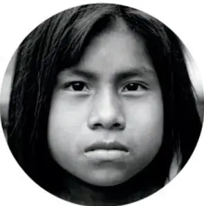 Retrato en blanco y negro de una niña indígena mirando de frente.