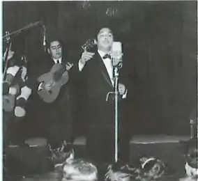 Fragmentos de partitura correspondientes a la introducción, el preestribillo y el puente musical.