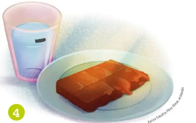 Vaso con agua marcada y plato de cartón con barra de chocolate expuestos al sol.