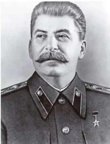 Retrato en blanco y negro de Iósif Stalin con uniforme militar.