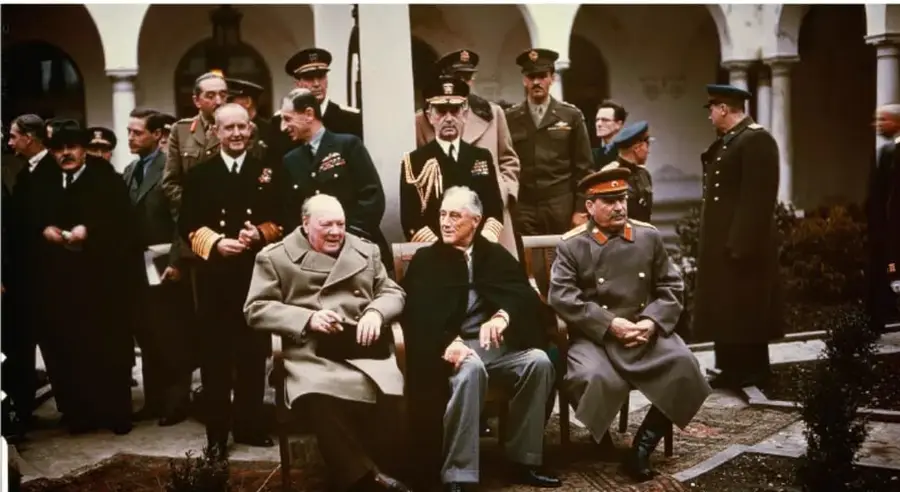 Fotografía de la Conferencia de Yalta (febrero de 1945). Aparecen sentados, en primer plano, Winston Churchill (Reino Unido), Franklin D. Roosevelt (Estados Unidos) y Iósif Stalin (Unión Soviética), rodeados de militares y diplomáticos.