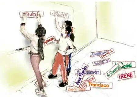 Ilustración de dos estudiantes escribiendo en el pizarrón las palabras 'Saluda', 'Pamela', 'Irene', 'Francisco' y otras tarjetas con nombres.