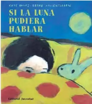 Portada del libro "Si la Luna pudiera hablar" de Kate Banks y Georg Hallensleben, Editorial Juventud. Muestra a un niño asomado entre cobijas amarillas con lunares rojos, junto a un conejo de peluche verde, bajo un cielo azul con una Luna amarilla.