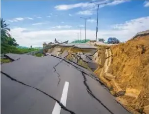 Carretera cercana a Portoviejo destruida y deformada por el terremoto ocurrido en Ecuador en abril de 2016.
