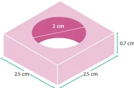 Arandela: prisma de base cuadrada de 2.5 cm por lado y altura 0.7 cm, con un agujero cilíndrico central de diámetro 2 cm.