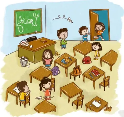 Ilustración de un salón de clases ordenado: pupitres alineados, niños sentados escribiendo en sus cuadernos y maestra leyendo un libro; cartel con las vocales A E I O U en la pared.