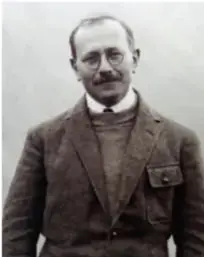 Retrato fotográfico en blanco y negro de un historiador de principios del siglo XX con traje y corbata, posiblemente un integrante de la escuela de los Annales.