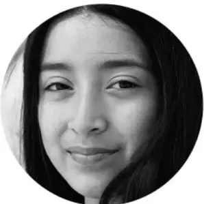 Fotografía en blanco y negro de una niña sonriente, como ejemplo de estudiante que realiza la actividad.