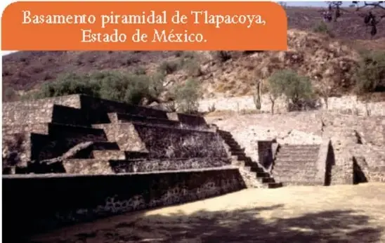 Restos de un basamento piramidal de piedra, etiquetado Basamento piramidal de Tlacapoya, Estado de México.
