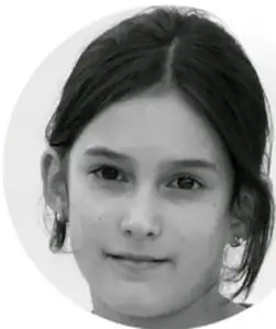 Retrato en blanco y negro de una niña con el cabello recogido, mirando a la cámara.
