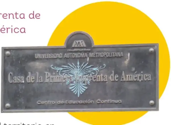 Placa metálica en forma de escudo sobre círculo amarillo: 'Universidad Autónoma Metropolitana — Casa de la Primera Imprenta de América — Centro de Educación Continua'.