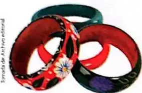 Ilustración de varios anillos elaborados para una feria de Navidad.