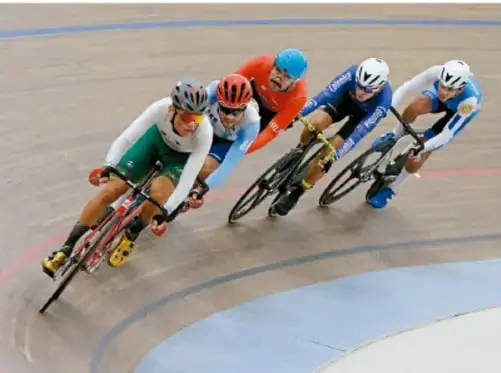 Fotografía de ciclistas en una pista inclinada durante una competencia.