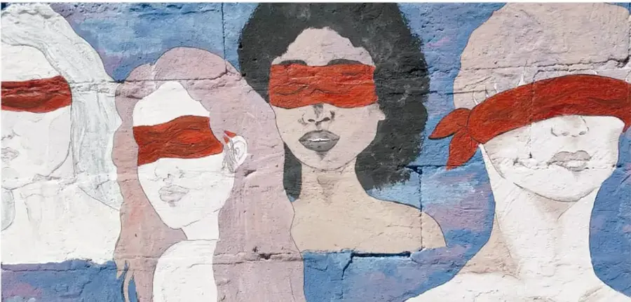Mural artístico con cuatro rostros de mujeres con los ojos cubiertos por bandas rojas, sobre fondo azul y blanco.