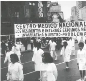 Fotografía en blanco y negro de una marcha del Centro Médico Nacional: residentes e internos vestidos con batas blancas portan un cartel que dice 'CENTRO MÉDICO NACIONAL — LOS RESIDENTES E INTERNOS EXIGIMOS SOLUCIÓN INMEDIATA A NUESTROS PROBLEMAS'.