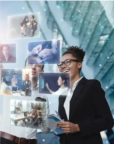 Collage digital con una mujer joven de lentes sosteniendo un libro, rodeada de pantallas y rostros que representan la conexión digital y la participación en línea.