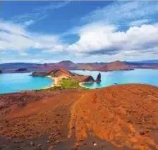 Paisaje de la isla Bartolomé, en Galápagos, con suelo seco y vegetación adaptada a condiciones áridas.