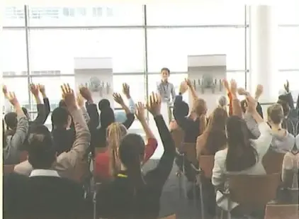 Fotografía de un grupo de jóvenes (estudiantes) en lo que parece una conversación o debate en un espacio educativo. La imagen ilustra la comunicación oral efectiva entre pares. Crédito: Shutterstock 1235249353.